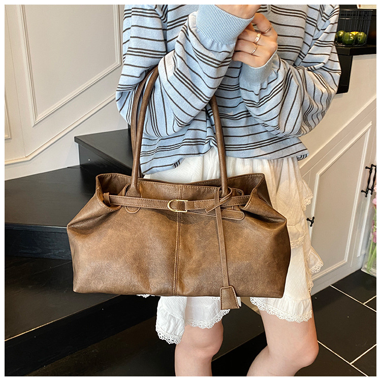 The laid-back style large-capacity underarm tote bag for women in 2025, with a lock, is fashionable and versatile. It's a trendy single-shoulder bag for commuting undefined
