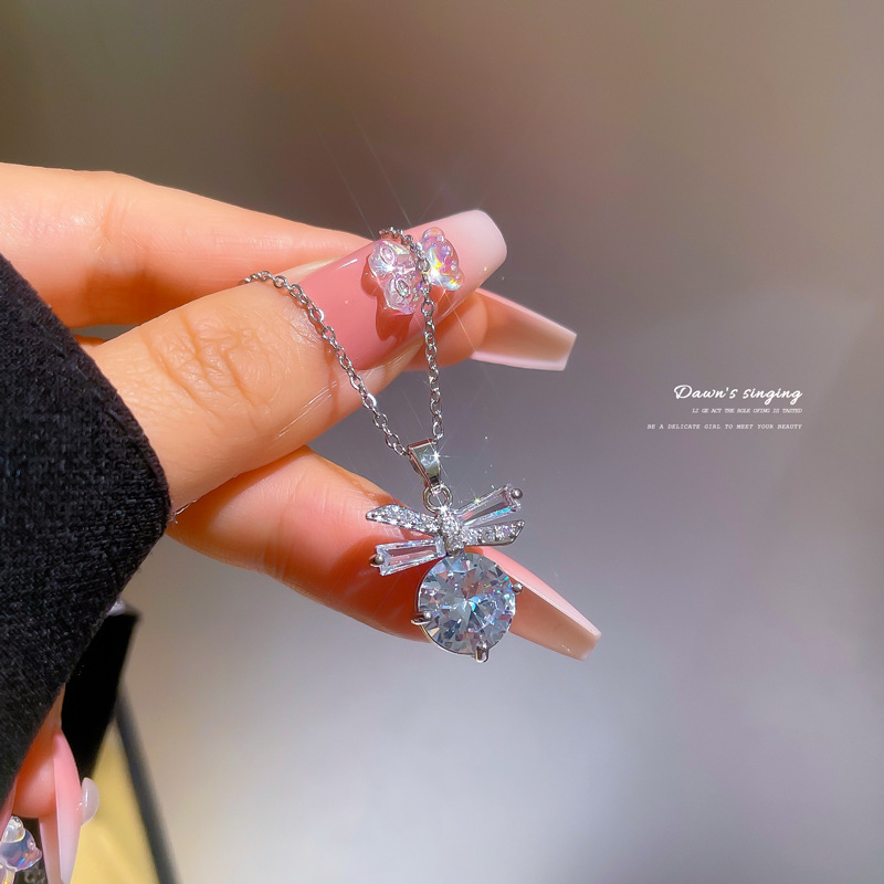 [Titanstahl] Leichte Luxus-Mikro-Intarsien-Fliege-Zirkon-Halskette aus echtem Gold für Damen im neuen Stil Schlüsselbeinkette mit einem_voghion.com