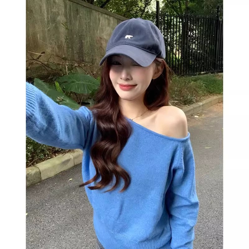 ChicShe ChicShe Rosa Unregelmäßigen Pullover Für Frauen 2024 Frühen Herbst Winter Neue Off-Schulter Gestrickte Top Koreanischen Stil Chic Outfit_voghion.com