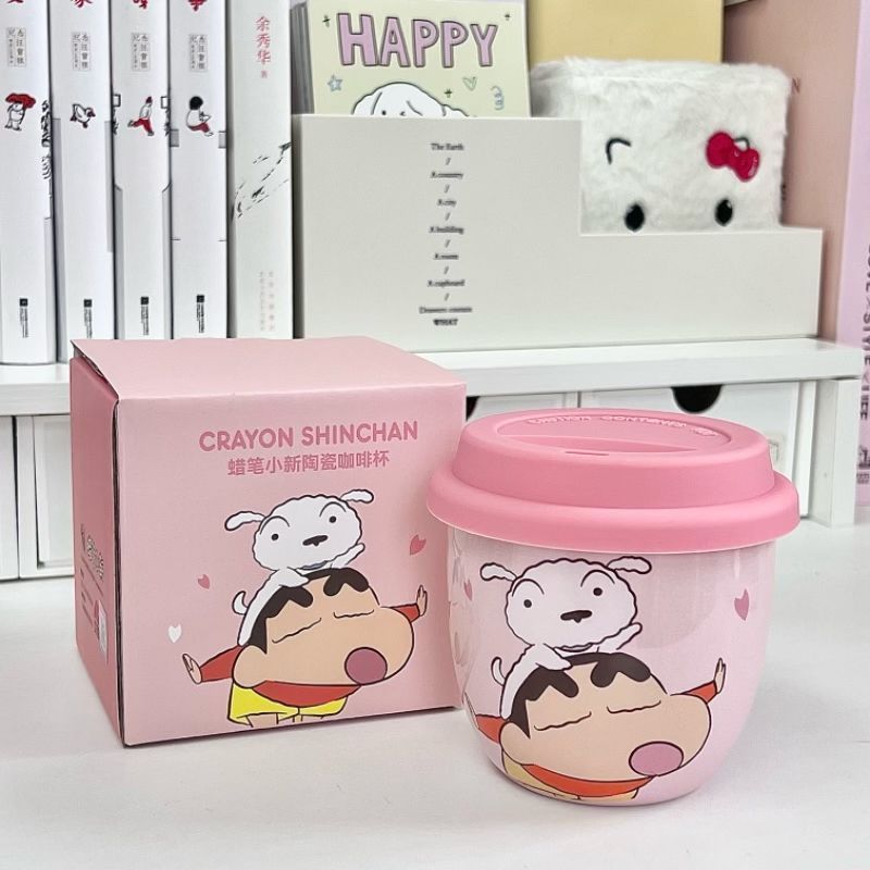 Taza Crayon Shin-chan con tapa Taza de agua de cerámica de marca compartida genuina Taza de regalo lindo de dibujos animados para niños al por mayor