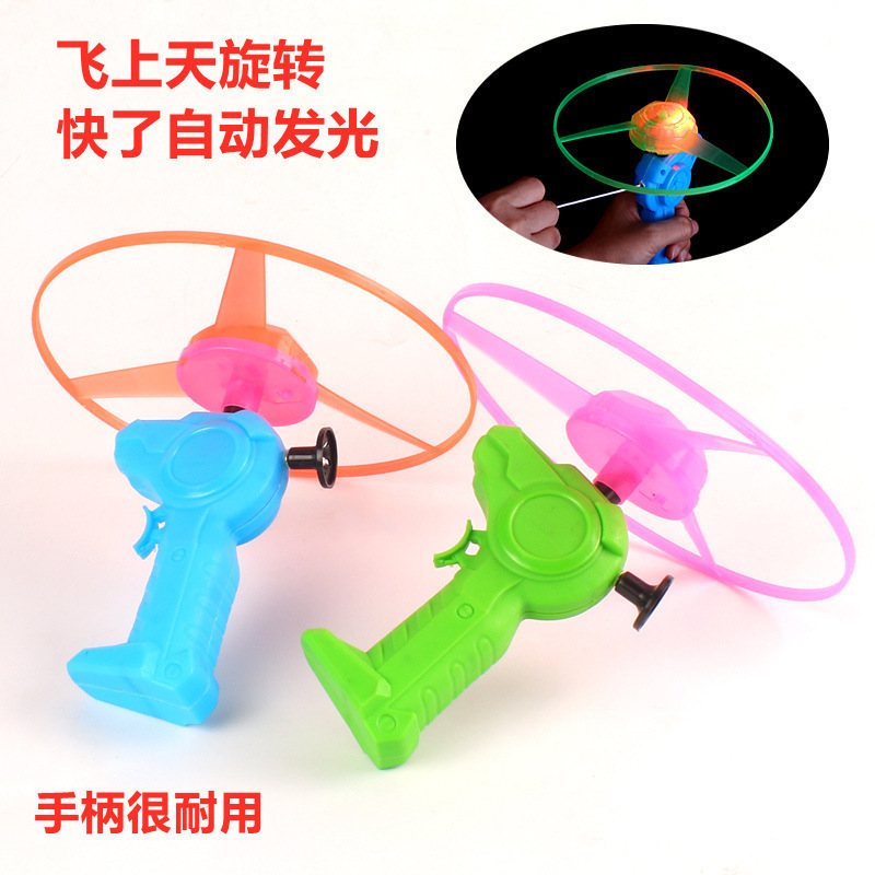 Yiwu pequeño mercado de productos básicos juguetes para niños al por mayor regalos del mercado nocturno bajo 1 yuan puesto nuevos pequeños regalos luminosos.