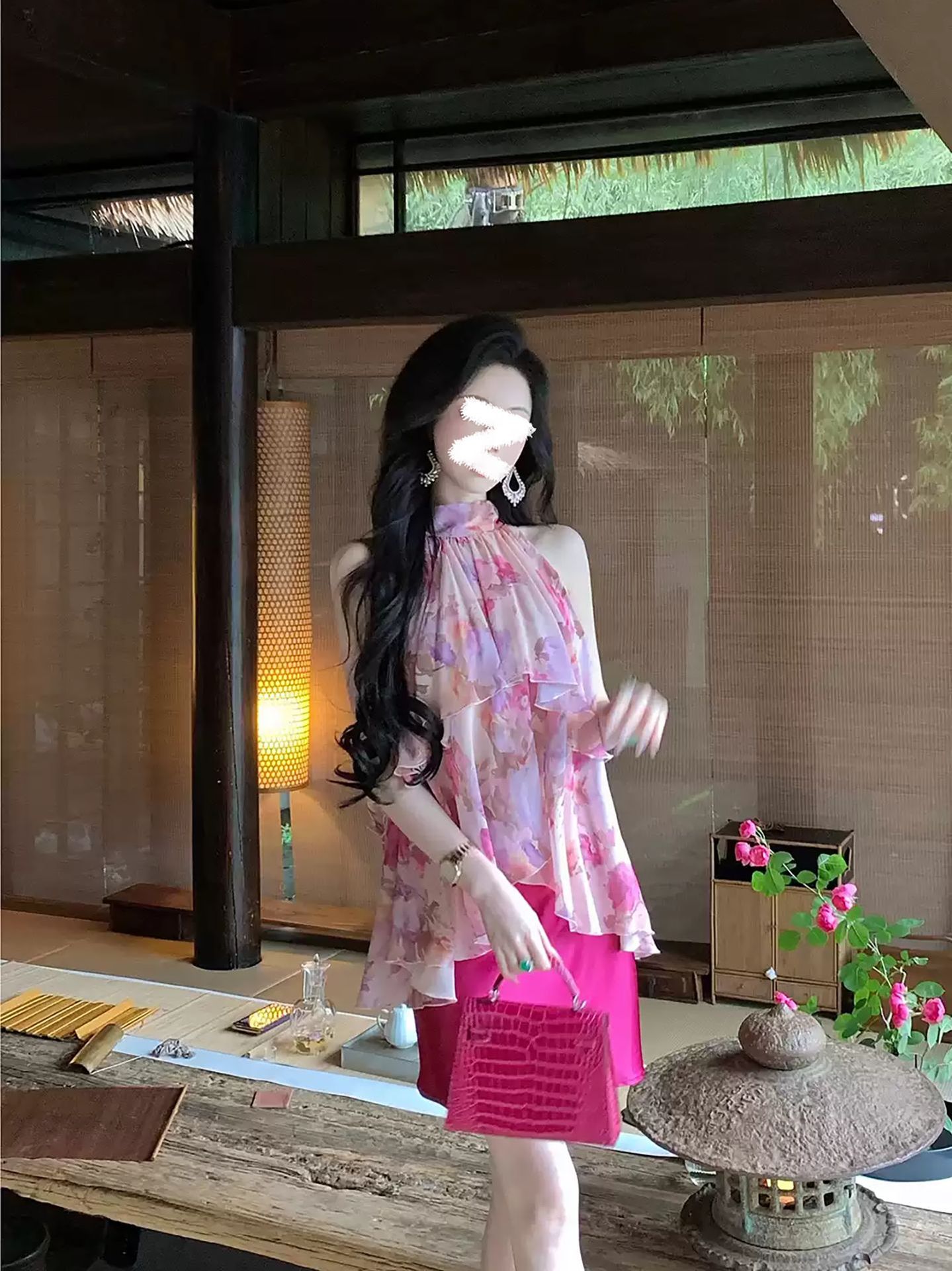 Áo croptop nữ cổ yếm không tay in họa tiết hoa, phối eo thon gọn — Màu tím hồng chi tiết 2