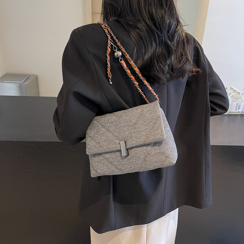Bolso bordado simple para mujeres 2024 nuevo bolso cuadrado de cadena de estilo general, sensación de alto nivel retro viaje de hombro mochila