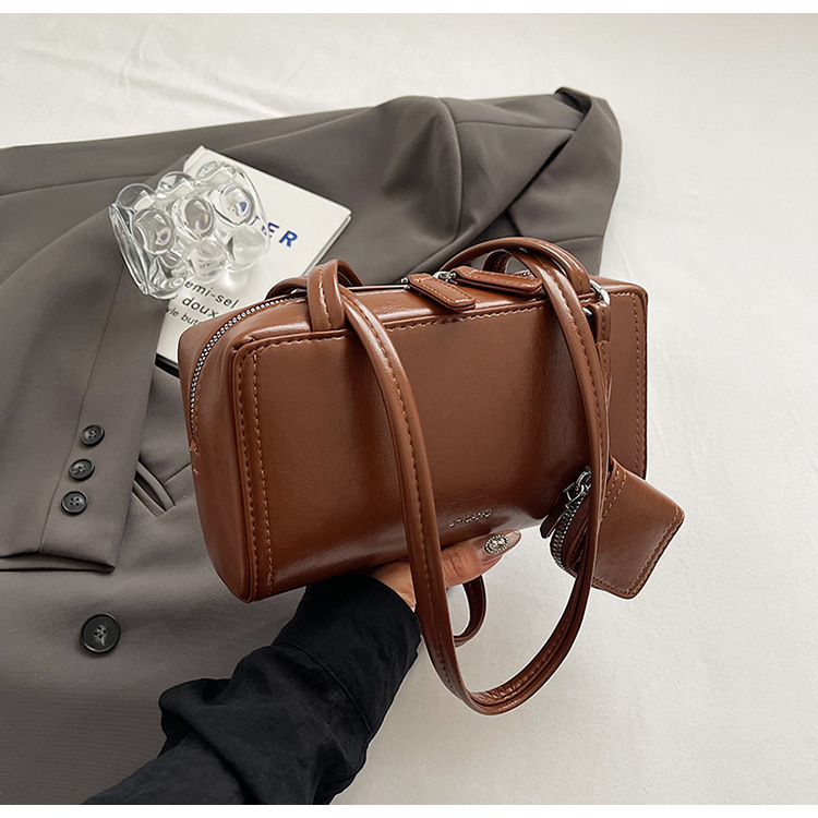 The 2024 new women's single-shoulder underarm bag is a simple and elegant commuting bag with a Korean-style niche design sense. It's a small square bag undefined