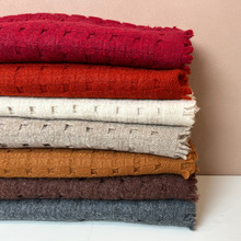 秋冬轻奢高级感羊绒格子镂空围巾时尚百搭保暖披肩女