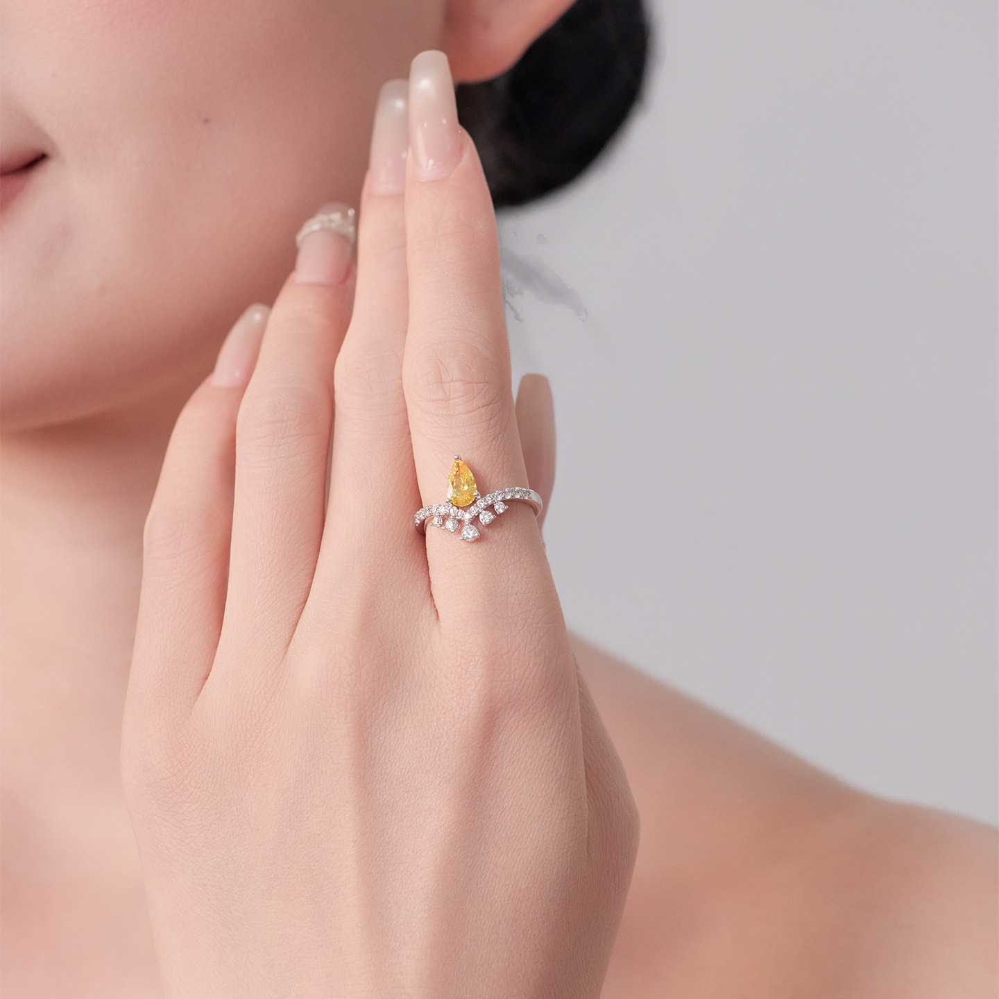 Xuping dulce suave Feng Shui goteo corona anillo de dama aleación de cobre chapado blanco ligero nicho anillo de compromiso mujer