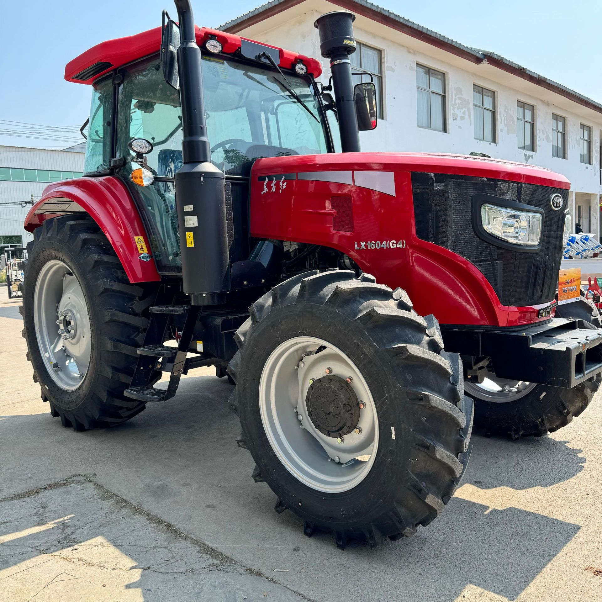 Dongfanghong 120 caballos de fuerza tractor de cuatro tracciones LX904 máquina de arado rotativo 2204 tractor tierra de cultivo image 4