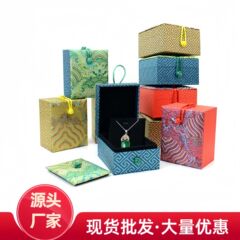 錦布のブレスレットの箱のバックルの箱のブレスレットの箱のブレスレットの箱のレトロなアクセサリーの箱のペンダントのネックレスの箱のジュエリーの包装の卸売り
