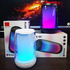 人気無線bluetoothスピーカー全画面屋外カード携帯型サブウーファー自慢照明音響360度