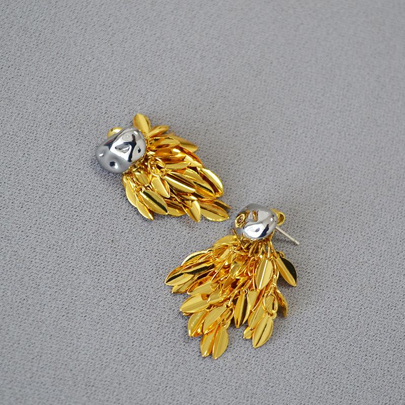 Brass Material 1 Pair Simple Style Classic Style Solid Color Tassel Plating Brass Ear Studs