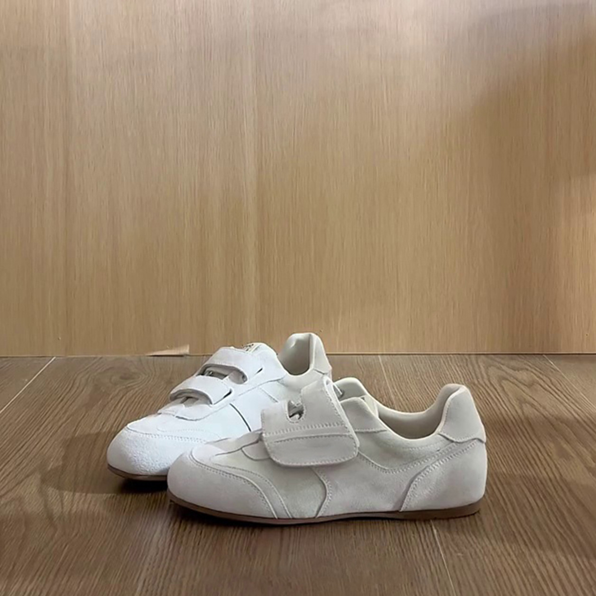 Versión de cuero de vaca ~ retro zapatos de entrenamiento de mujeres nuevos zapatos de cabeza redonda zapatos de placa plana velcro zapatos deportivos casuales para niños