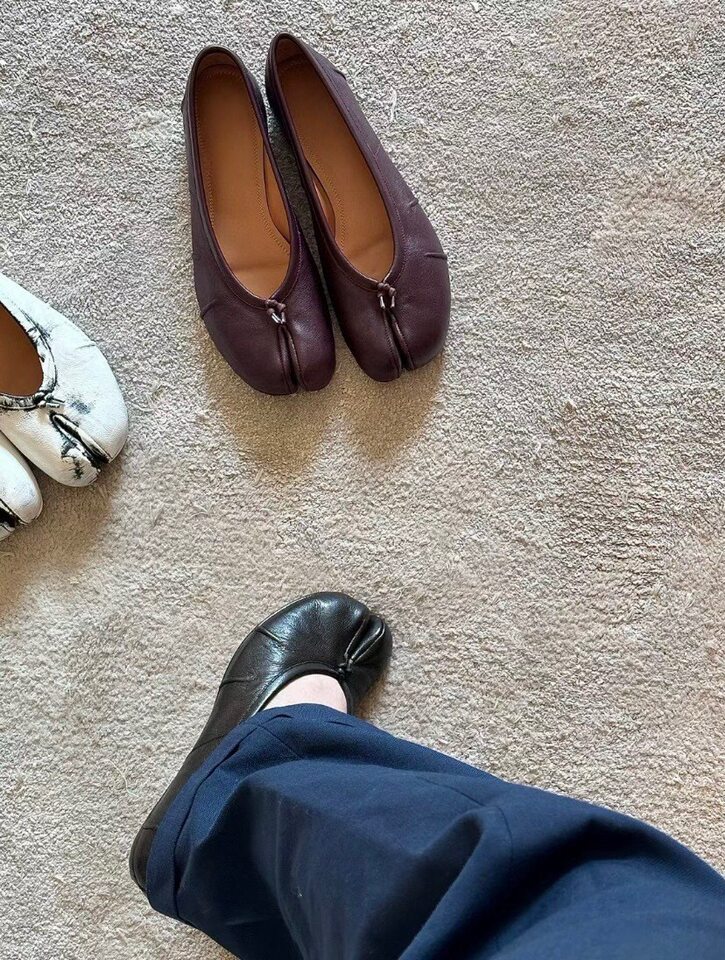 Giày búp bê nữ da bò mũi tách ngón xếp ly gót thấp — màu đen, nâu chi tiết 23