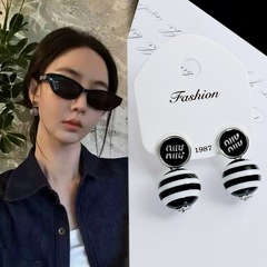 葉莎陳さんと同じ文字の白黒ボールのイヤリングの女性s 925銀針のシンプルな大衆のデザイン感の耳飾り