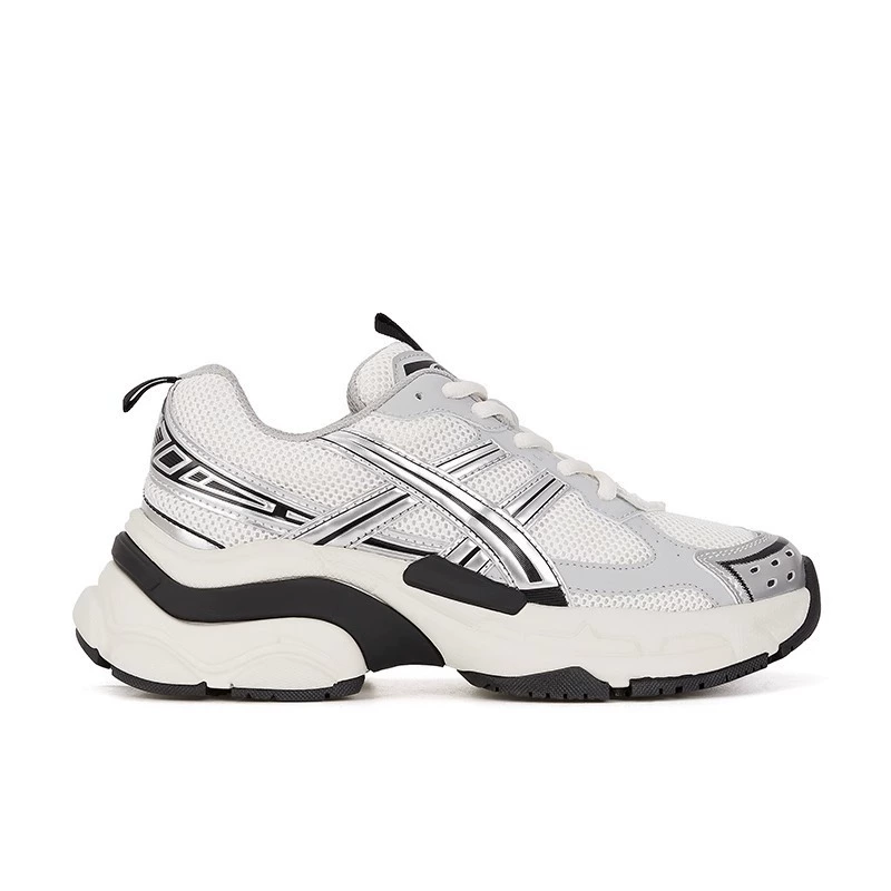 Толстоватые dad sneakers женские, верх из кожи и сетки, массивная подошва в космическом серебре, размеры 34–40