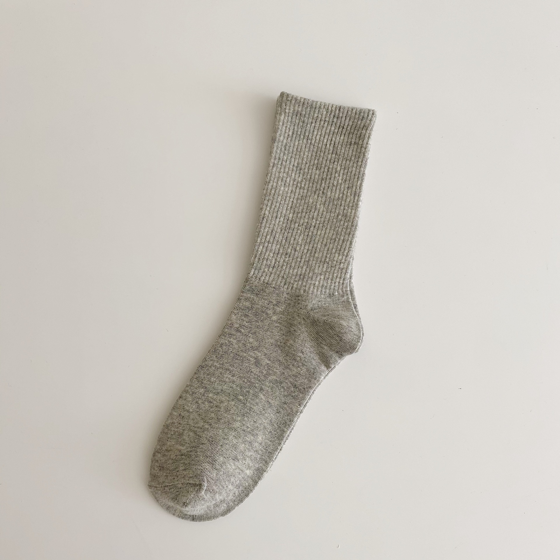 色の靴下の子供の中の筒の靴下のinsの潮の春秋の薄い金のキャンディーの色の秋冬の綿の質のバラの赤い純色のストッキングの靴下