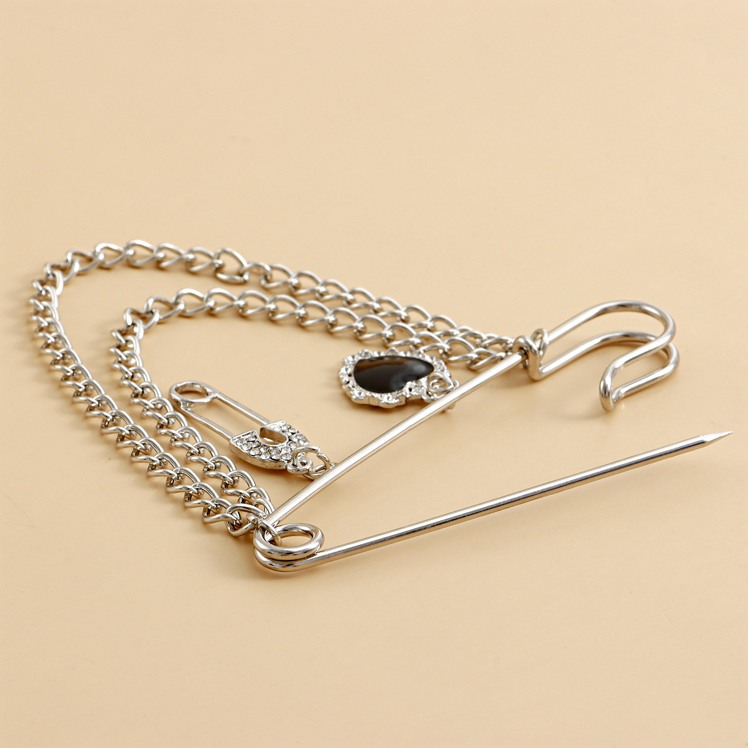 Broche con cadena de borlas en forma de corazón para cárdigan y chal_voghion.com