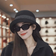 漁師の帽子の女性2025の新型のファッションの軽豪華な風は縁の盆の帽子を巻いて夏の薄い金の透かし彫りのニットの日よけの帽子を合わせます。