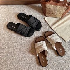 バンコクのドラッグ ~ リゾート風のビーチの亜麻のしわの平底のサンダルの女性は夏を着ています。