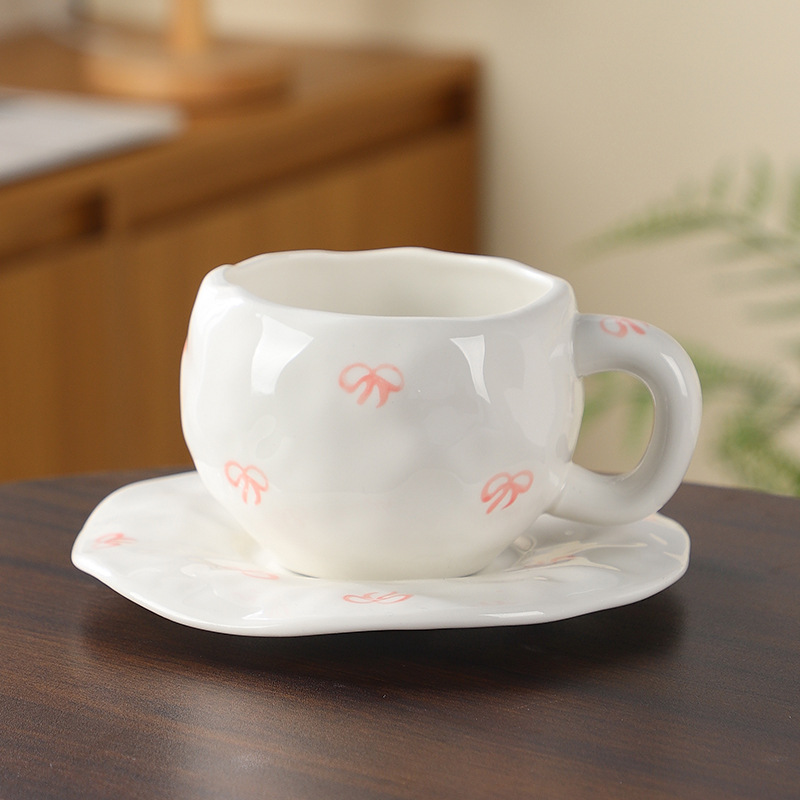 Estilo coreano inswind mano flor cerámica taza de café y plato conjunto taza de té de la tarde pequeñas flores pintadas a mano taza un plato