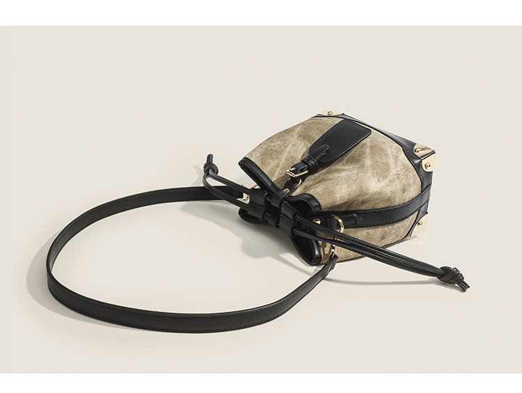 Recommended by internet celebrities for autumn and winter high-capacity commuting shoulder bags, contrasting colors, INS_voghion.com