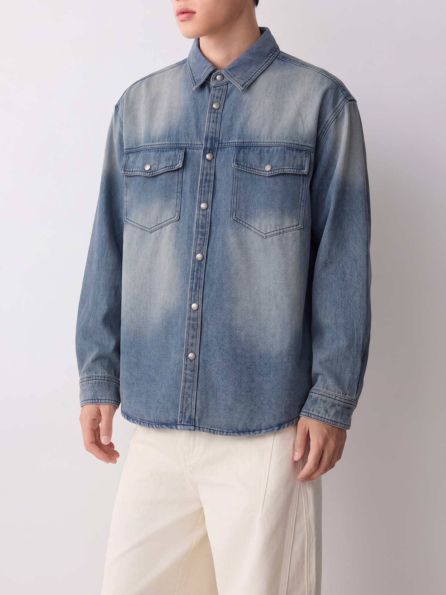 Áo sơ mi denim nam phong cách đường phố, hiệu ứng mài trắng làm cũ, hai túi ngực — Cao bồi xanh