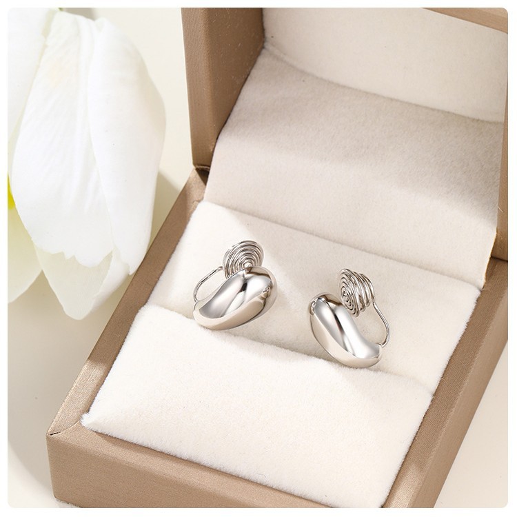 Pendientes de clip Xuping de aleación de cobre con baño de plata, diseño elegante y exclusivo, aretes graciosos y dinámicos para mujeres sin perforaciones en las orejas.