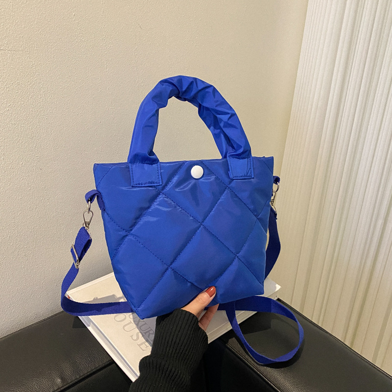 Bolso de moda simple de color sólido en invierno 2024 nuevo estilo de estilo estilo estilo de invierno de un solo hombro mochila bolso de cubo de agua casual