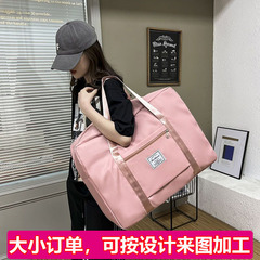 旅行鞄大容量の女性が短距離旅行で出張しています。
