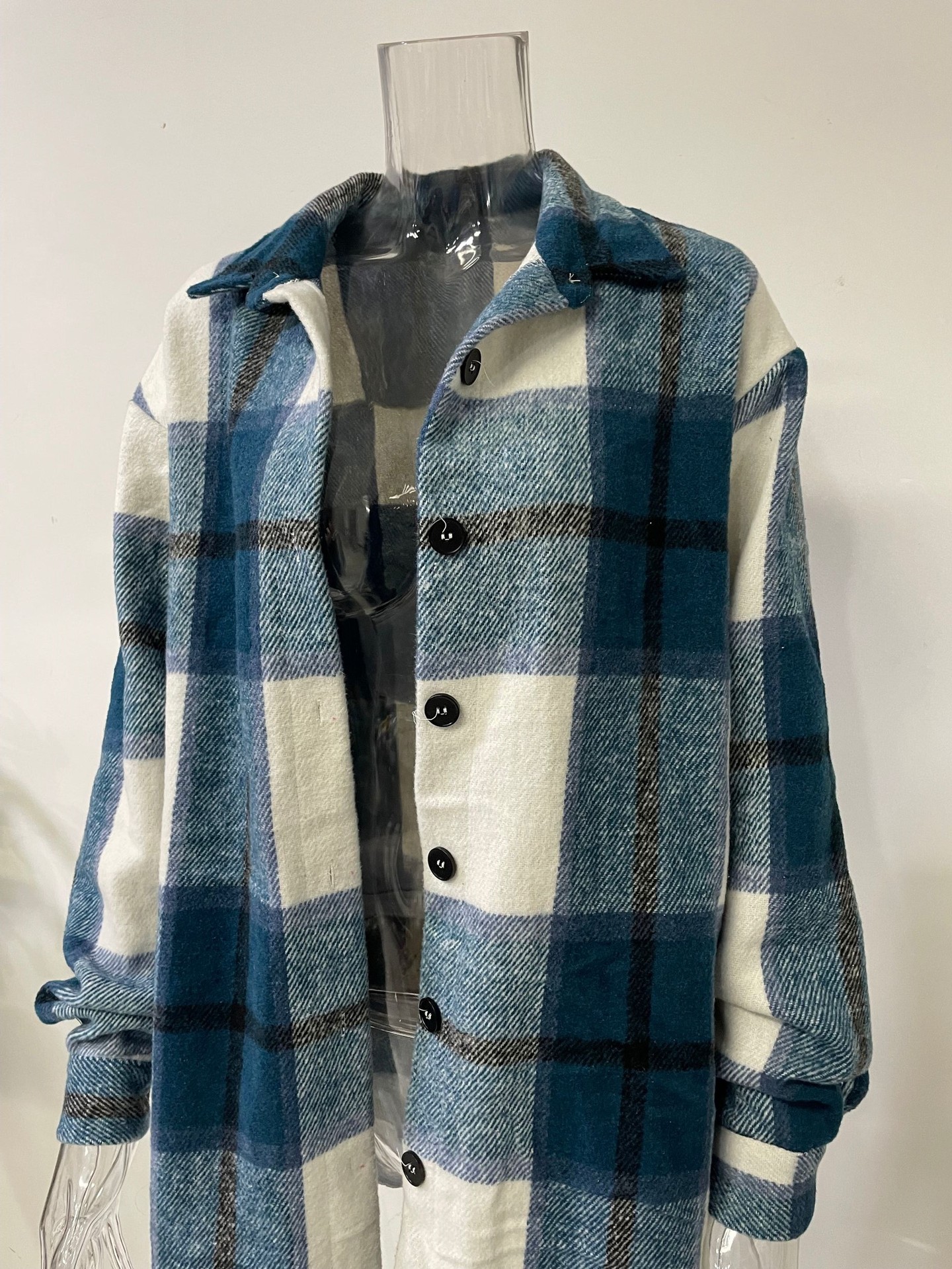 Cappotto da donna in lana a quadri dal design irregolare_voghion.com