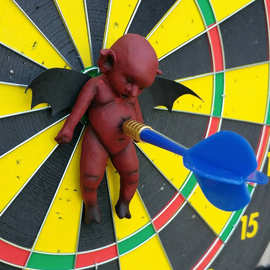 独立站新款飞镖恶魔磁铁树脂皮革塑胶工艺品孩子礼物飞镖玩具