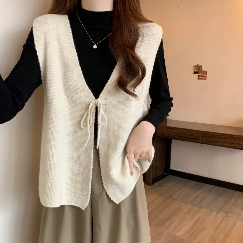 New Chinese-style knitted vest with decorative buttons, suitable for layering as an outerwear piece, available in plus sizes for women, perfect for autumn and winter New Chinese-style knitted vest with decorative buttons, suitable for layering as an outerwear piece, available in plus sizes for women, perfect for autumn and winter
