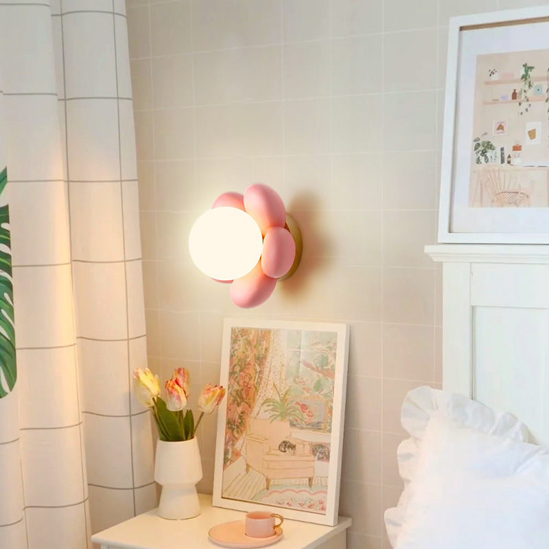 Tarjeta de lámpara de pared de viento para niños a través de lámpara de cabecera de cama de color crema flores decoración de cabecera de cama nórdica 2023 nuevo