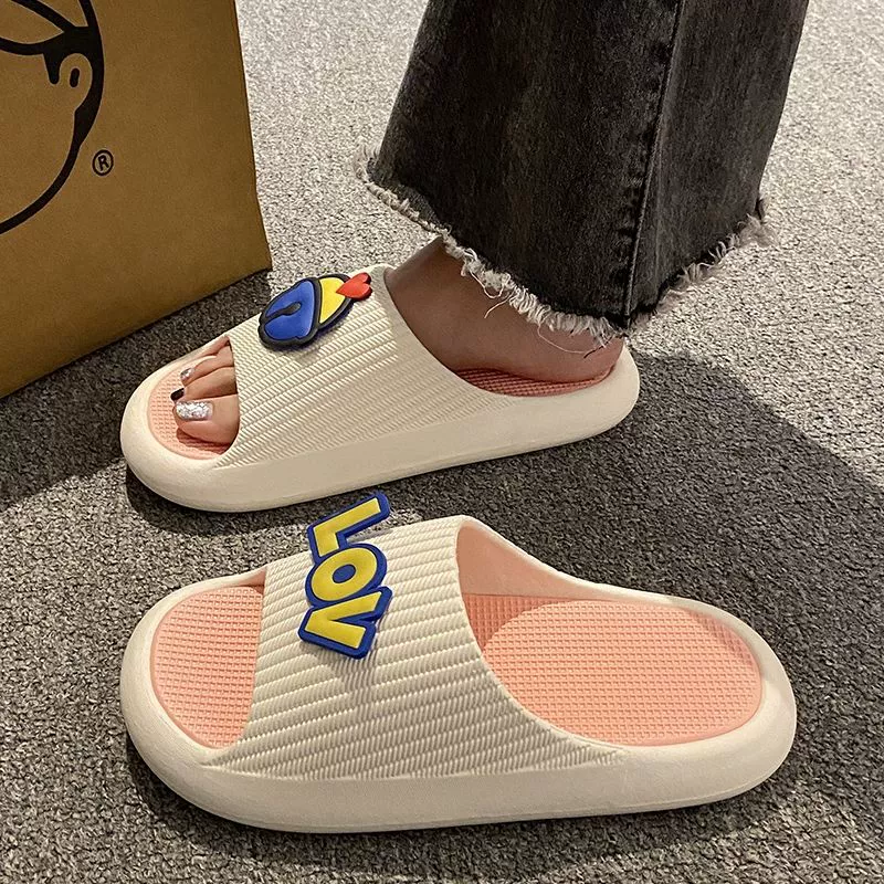 2024 новые тапочки женская летняя ванная комната противоскользящая фекалий ощущение толстой подошвы дома носить холодные тапочки леди лето