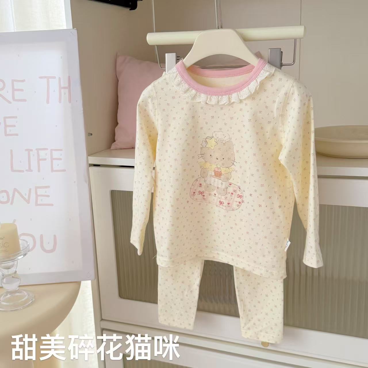 달콤한 꽃무늬 고양이