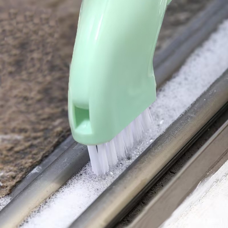 便利な家庭用多機能クリーニングブラシプラスチックは、ミネラルウォーターボトルに接続でき、乾湿両用で死角や隙間のクリーニングが可能です。|undefined