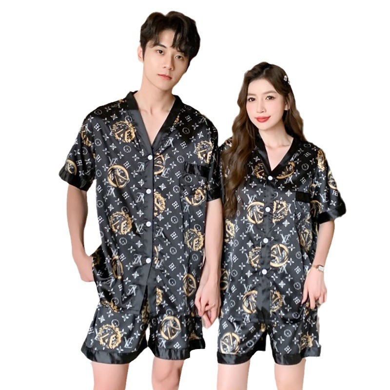 2025 pareja de verano pijama de seda de hielo de mujer de manga corta seda de mil pajaros de cuello V hombre fábrica de ropa casera