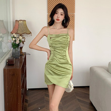 绿色抹胸吊带裙女夏季纯欲性感缎面连衣裙不规则褶皱开叉包臀短裙