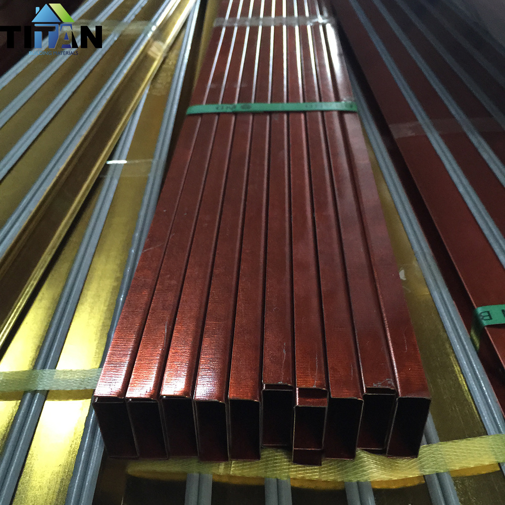 Techo cuadrado de aluminio Rejilla de aluminio Techo cuadrado de aluminio Tubo cuadrado de aluminio Perfil de aluminio Techo cuadrado de aluminio en forma de U de grano de madera para interiores y exteriores