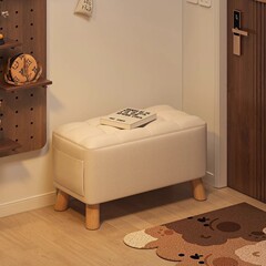 家に入ると靴の腰掛けを変えます。