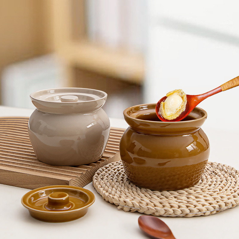 陶磁器の煮物の杯の瓦の缶は水を隔てて一人で蒸し卵の缶を食べます。|undefined