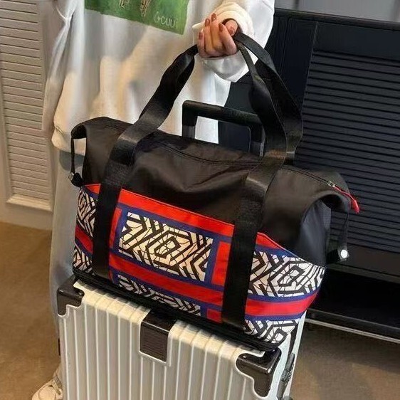 Large-capacity letter-print luggage bag for short trips, lightweight and portable, suitable for maternity preparation, storage, fitness, and travel, can be attached to a trolley case Large-capacity letter-print luggage bag for short trips, lightweight and portable, suitable for maternity preparation, storage, fitness, and travel, can be attached to a trolley case
