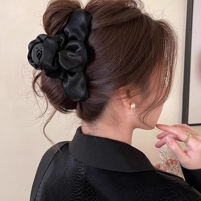 Satín de alta sensación gran clip de agarre de mujeres plegado detrás de la cabeza clip de tiburón 2025 nuevo clip de cabello al por mayor