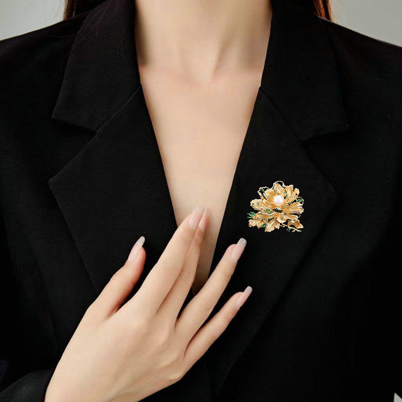 Broche pivoine luxueuse avec perle d'eau douce accessoire élégant_voghion.com