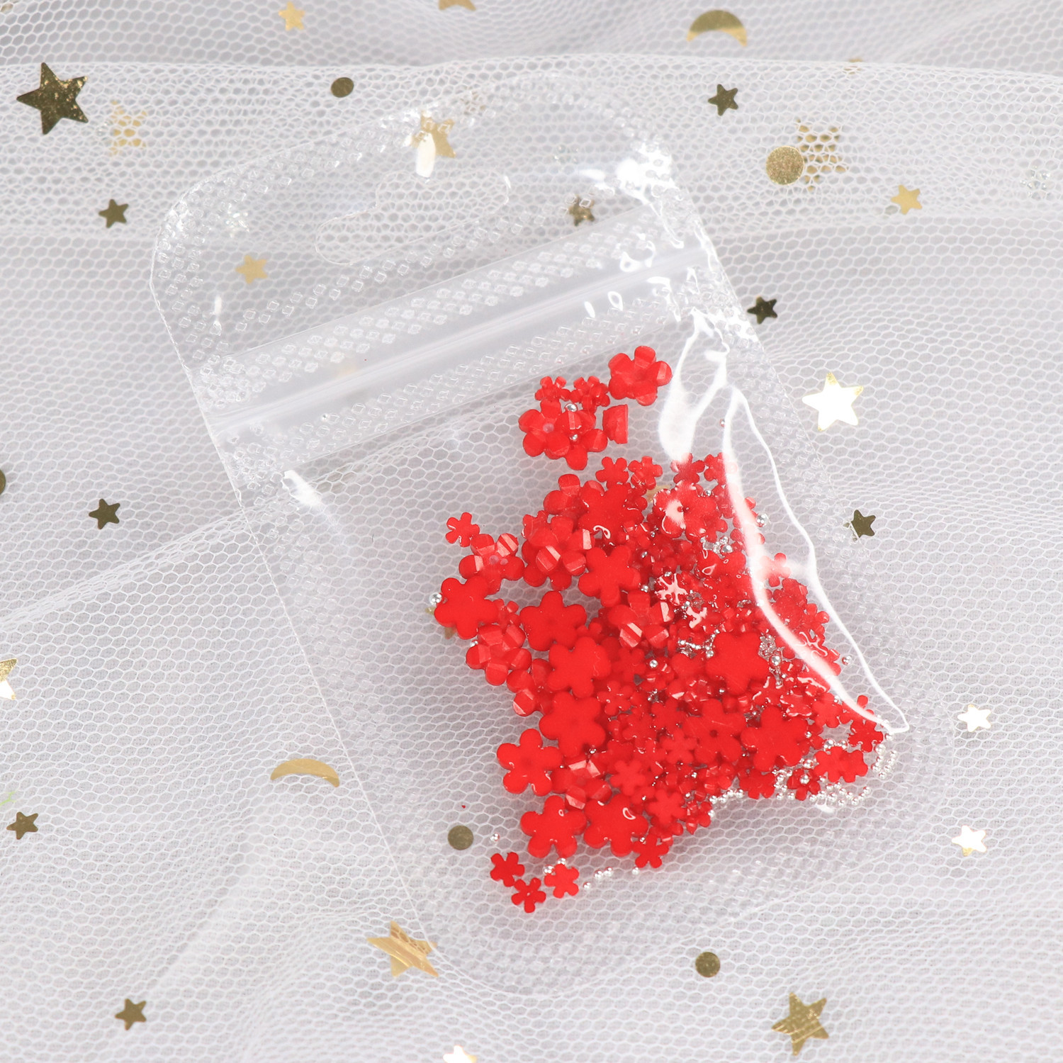 Blanco flor pequeña joyería de uñas de resina tridimensional de cinco pétalos tamaño de la flor mezclada con oro y plata cuentas de acero