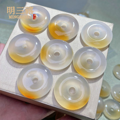 馬の材料の一口のあめの美しい色の氷は玉の髄の平安をしぼります。