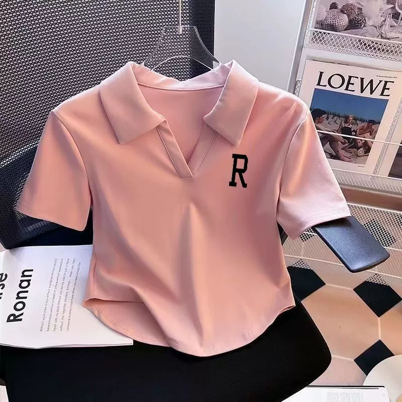 Розовая футболка с короткими рукавами и воротником-поло для женщин, лето 2025, новый сексуальный тонкий топ на правое плечо, короткий хлопковый топ с принтом