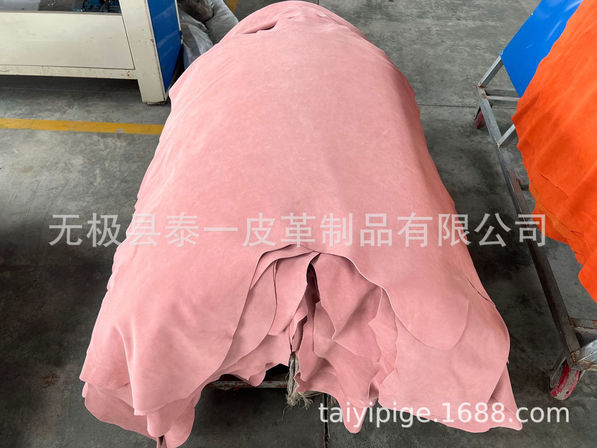 粉红色牛皮反绒皮、翻毛皮，张大利用率高，可做时尚运动鞋子包包