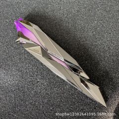 ワロランドの周辺モデルのきらきらと輝く星空の蝶は刀を振って契約の奇点の金属の模型の合金を恐れません。