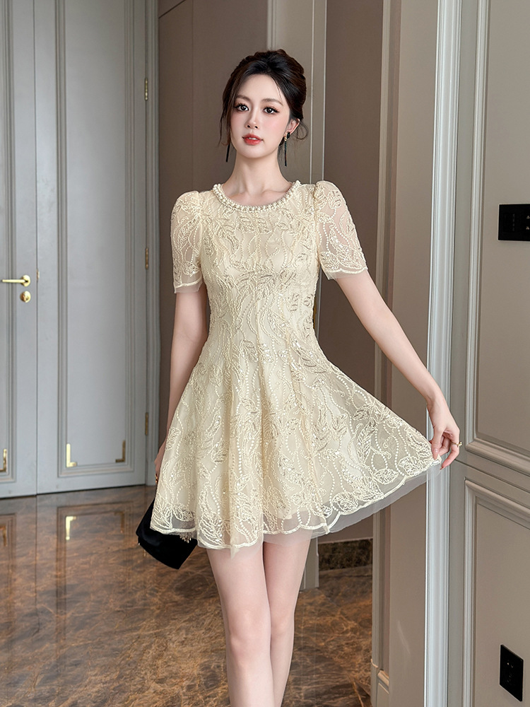 Váy ren chữ A cổ tròn thắt eo đính sequin phong cách Pháp — quả mơ vàng