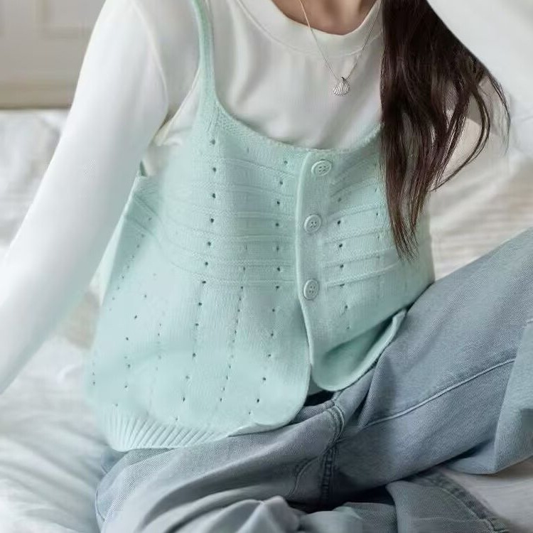 Camisola pequeña corta de punto hueco verde claro para mujer a principios de primavera, ropa exterior apilada, blusa de reducción de edad dulce